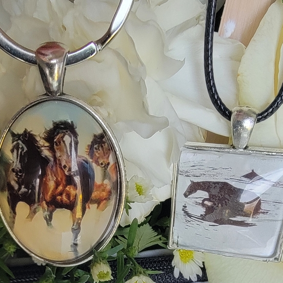 HORSE pouch, horse keychain and handcrafted glass horse pendant.Nwt* - Picture 4 of 6